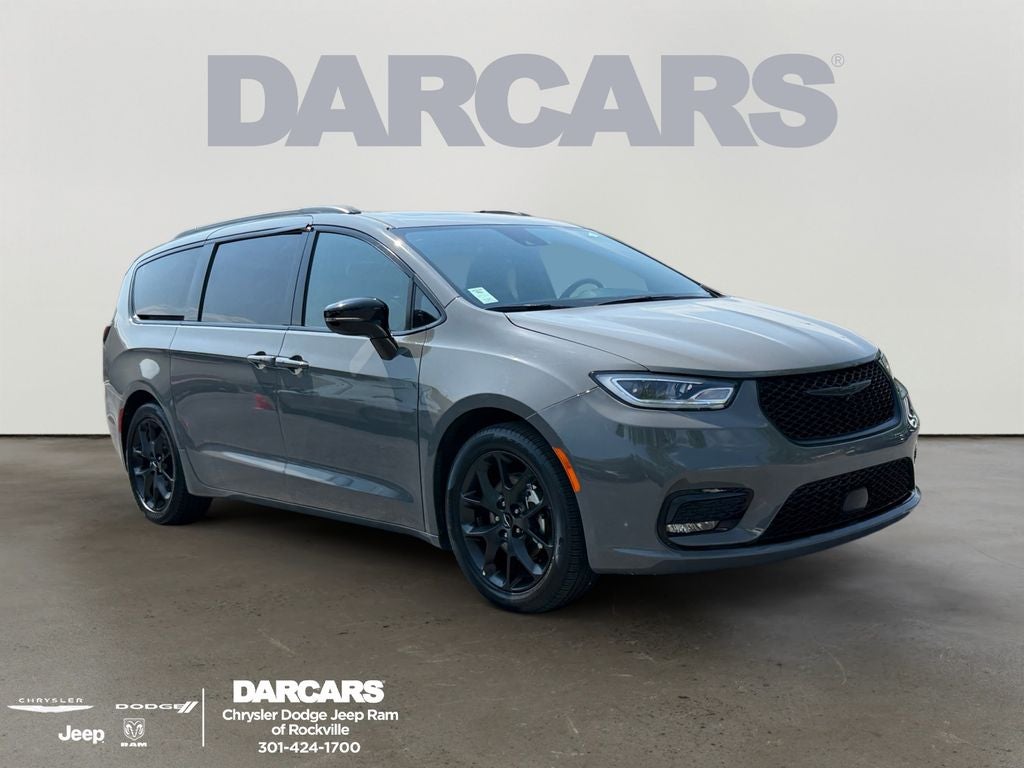 2025 Chrysler Pacifica Limited in Ceramic Gray Clearcoat — front three-quarter view