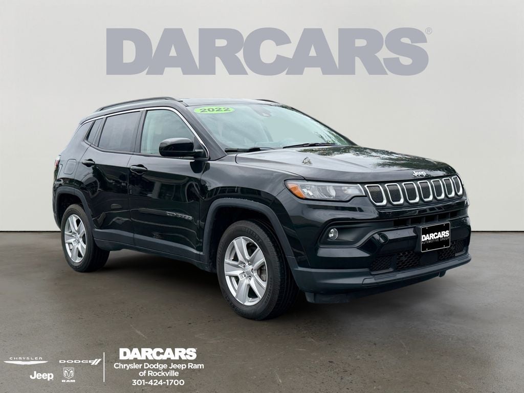 2022 Jeep Compass Latitude w/Convenience Group in Diamond Black Crystal Pearlcoat — front three-quarter view