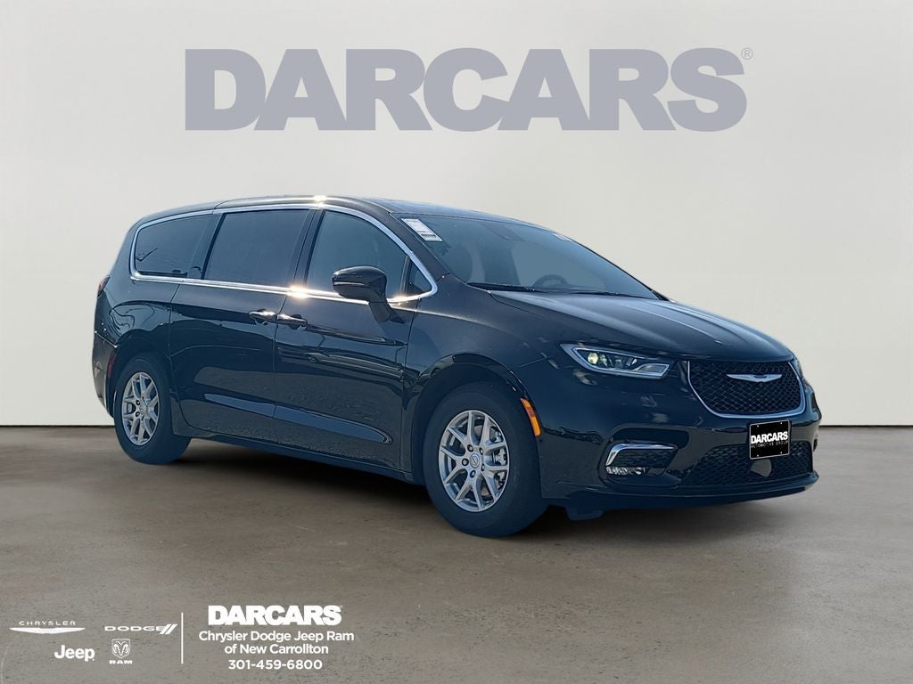 2026 Chrysler Pacifica Select in Diamond Black Crystal Pearl-Coat Exterior Paint — front three-quarter view