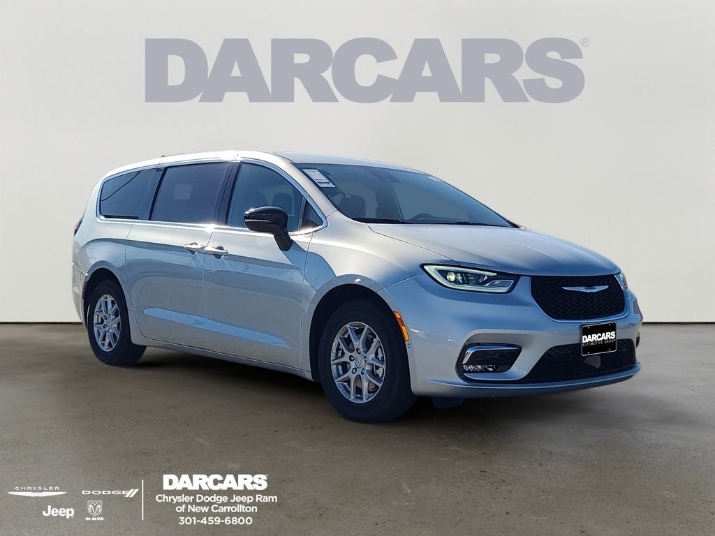 2026 Chrysler Pacifica Select in Silver Mist Clear-Coat Exterior Paint — front three-quarter view