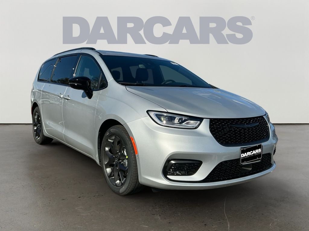 2026 Chrysler Pacifica Limited in Silver Mist Clear-Coat Exterior Paint — front three-quarter view