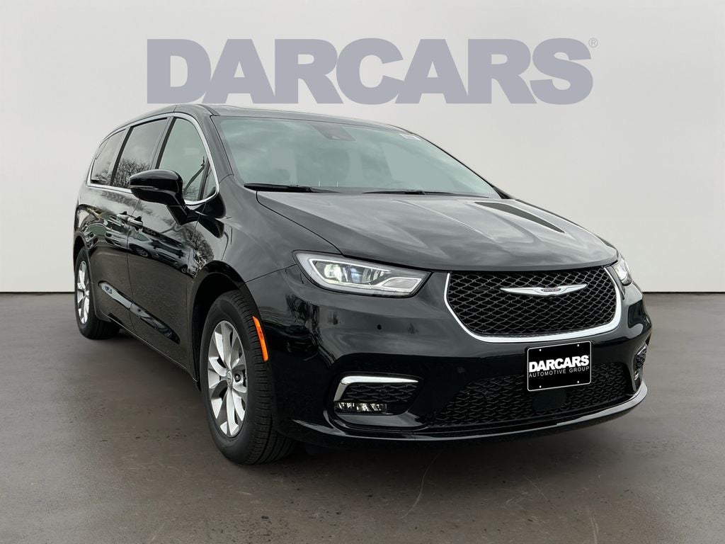 2026 Chrysler Pacifica Limited in Diamond Black Crystal Pearl-Coat Exterior Paint — front three-quarter view